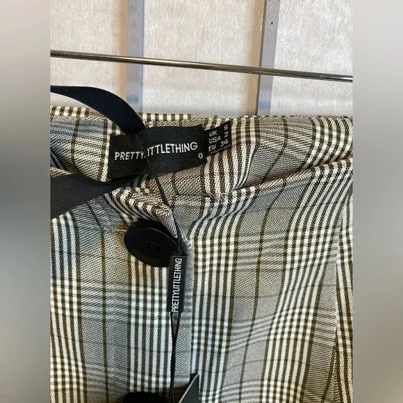 NWTs PrettyLittleThing - high waisted mini skirt -Sz 2 - Picture 4 of 5